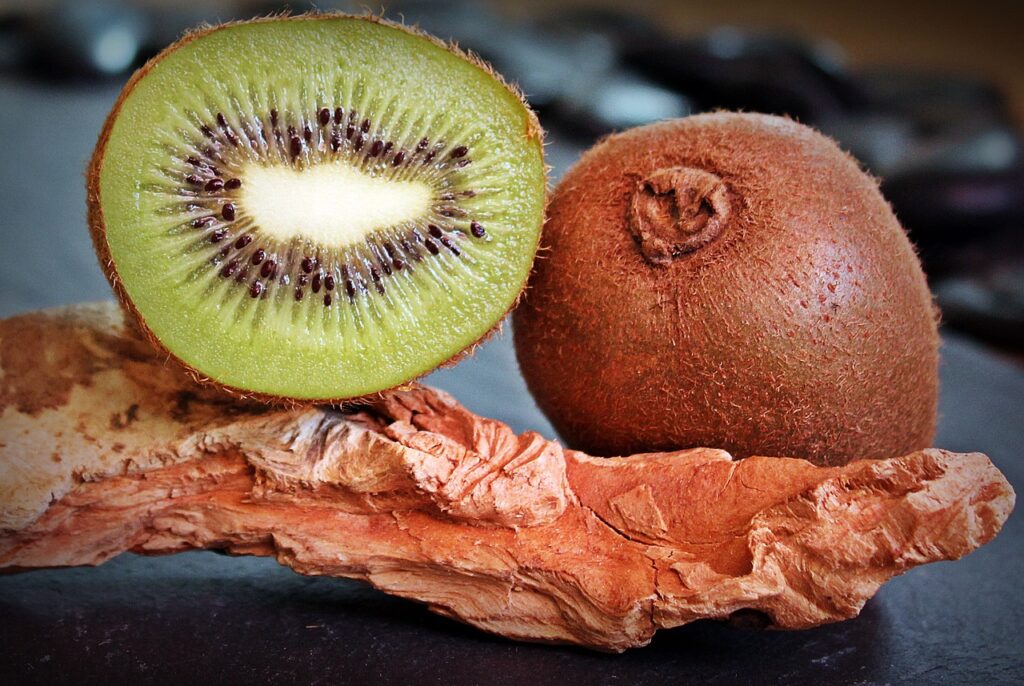 A Detailed Guide to Kiwi: What’s in It, Why It’s Good for You, and More.